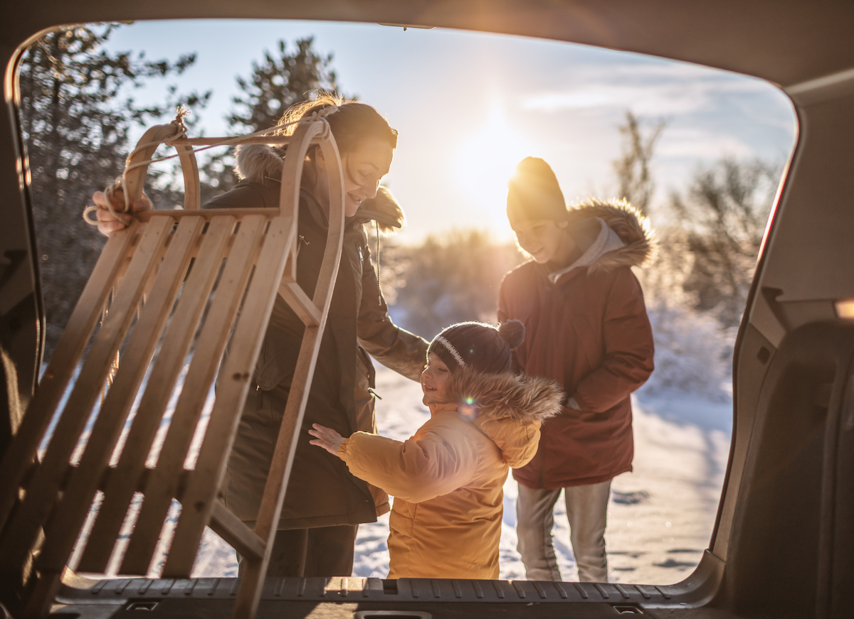 http://Family%20Going%20To%20Have%20Some%20Fun%20With%20Sleds%20On%20Snow